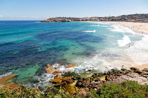 AUSTRALIA,SYDNEY-CIRCA  AUGUST 2017-unidentified people and surf — Stock Photo, Image