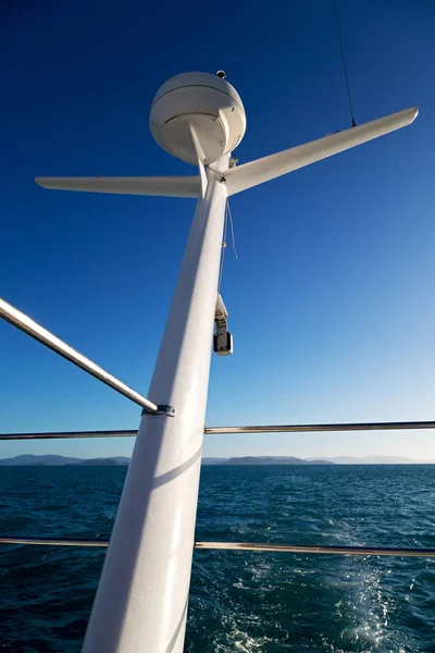 Céu Vazio Claro Radar Catamarã Esconde Segurança — Fotografia de Stock