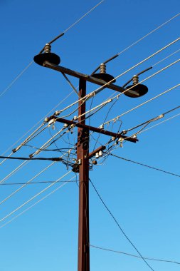 Avustralya açık havada elektrik direği ile güç hattı kavramı