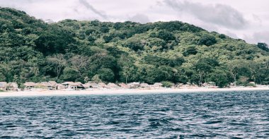 bir tekne güzellikler kıyı şeridi deniz ve rock 