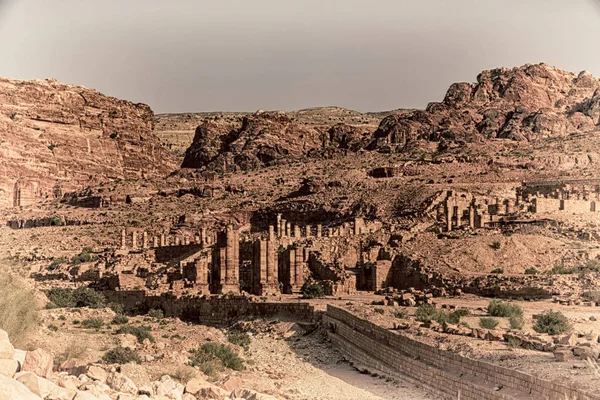 Старинная улица, полная колонн и наследия — стоковое фото