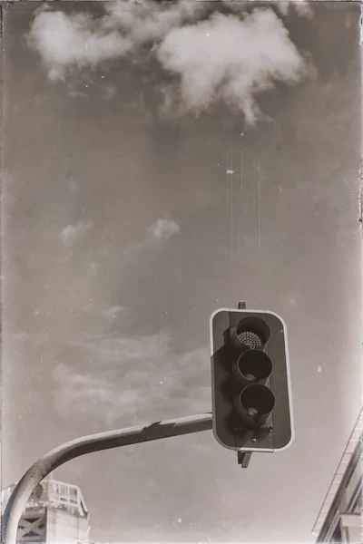 Achtergrond van de stad en het verkeerslicht — Stockfoto