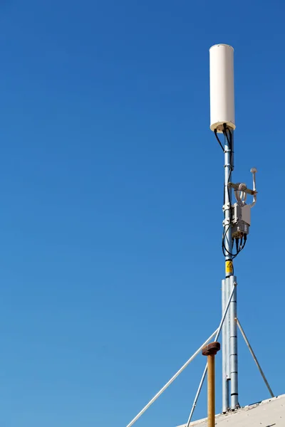 Koncepcja technologii odrobina anteny satelitarnej — Zdjęcie stockowe