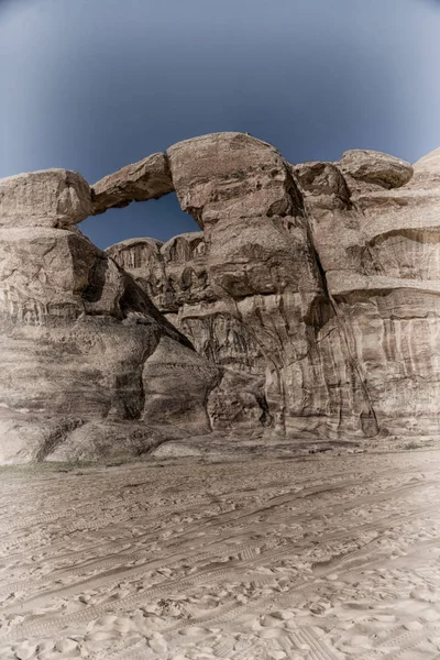 De oude woestijn en de rots in de buurt van de hole — Stockfoto