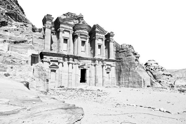 El sitio antiguo de petra en Jordania el monasterio —  Fotos de Stock