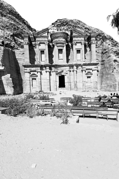 El sitio antiguo de petra en Jordania el monasterio — Foto de Stock