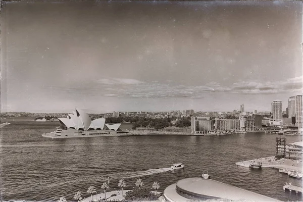 AUSTRALIA, SYDNEY-CIRCA AUGUST 2017 - оперный театр и лодка — стоковое фото