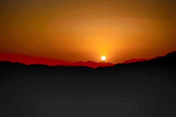 En el desierto la escena panorámica del amanecer y la luz —  Fotos de Stock