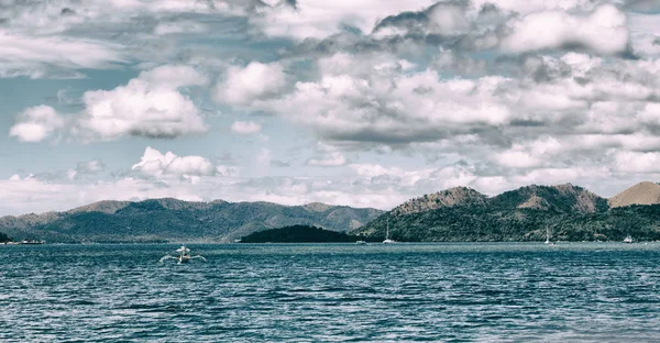 С лодки в красивой панораме побережья моря и скалы — стоковое фото