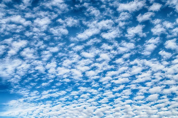 El cielo vacío lleno de nubes — Foto de Stock