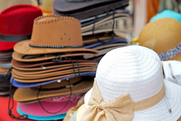 bir eski pazar bir sürü colorated şapka içinde 