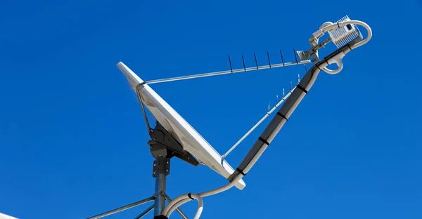 Le concept de technologie whit antenne parabolique — Photo