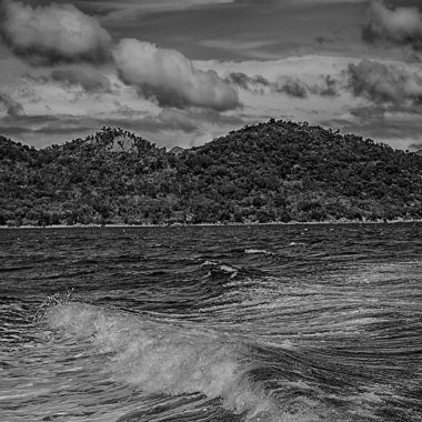 Filipinler 'deki bulanıklık, teknenin ve Pasifik Okyanusu' nun arka planının manzarası.