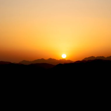 Jordan'ın wadi rum çöl sunrise panoramik sahne ve ışık