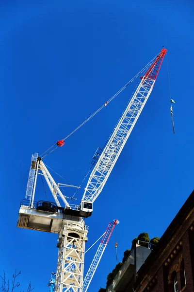 En el cielo vacío el concepto de grúa de trabajo — Foto de Stock