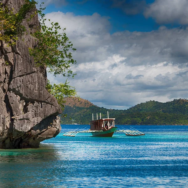 Filipinas Vista Penhasco Bela Baía Paradisíaca Lagoa Tropical — Fotografia de Stock