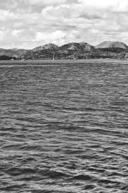 bir tekne güzellikler kıyı şeridi deniz ve rock 