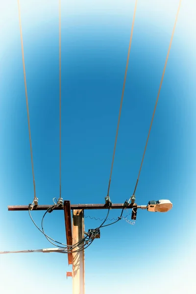 Ligne électrique avec poteau électrique dans le ciel clair — Photo