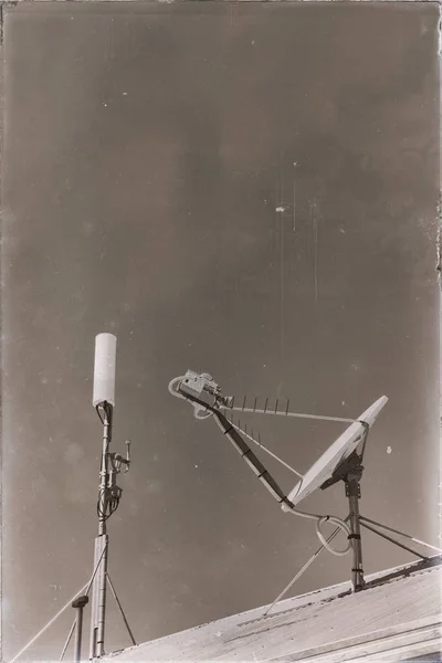 O conceito de tecnologia com antena parabólica — Fotografia de Stock