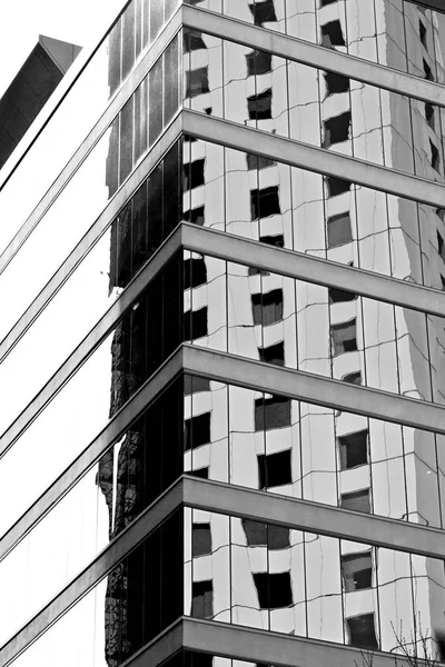 El reflejo del rascacielos en la ventana — Foto de Stock