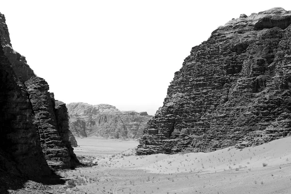 En la arena del desierto y destino de aventura de montaña — Foto de Stock