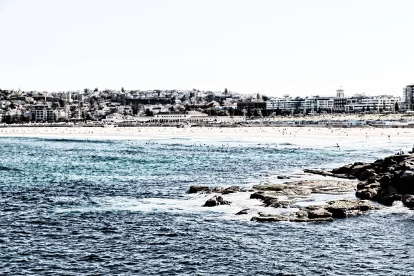 Australien, sydney-circa august 2017-unbekannte personen und surfen — Stockfoto