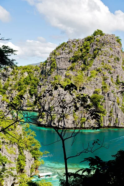 Uitzicht vanaf een klip van de baai van prachtige paradijs — Stockfoto