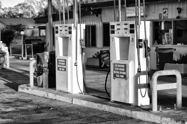 Service concept the old gasoline pump station — Stock Photo, Image