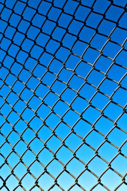 arka planda gökyüzü gibi bir metal ızgara yüzey soyut doku