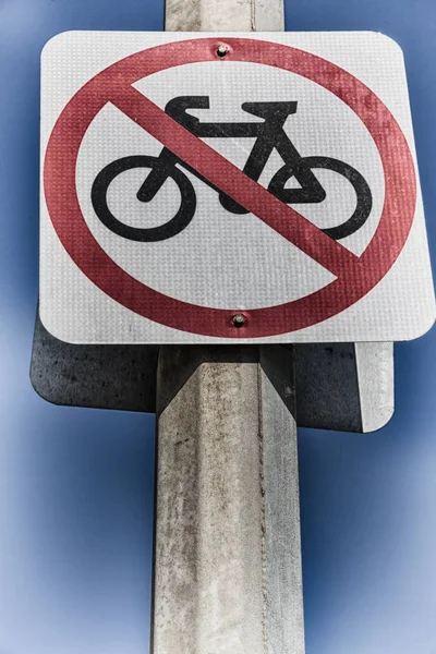 En el cielo despejado signo de ninguna bicicleta —  Fotos de Stock