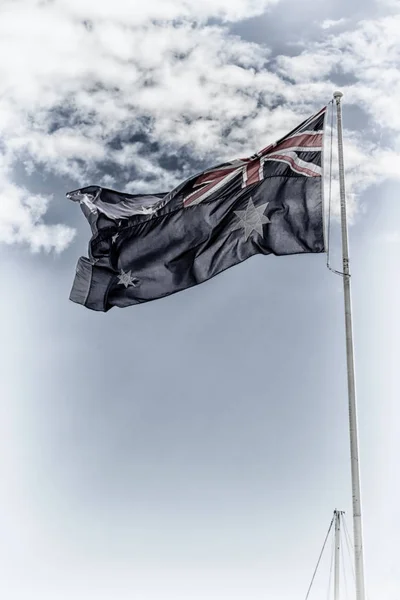 В ясном небе развевающийся флаг — стоковое фото