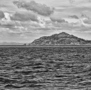 Filipinler 'deki bir tekneden El Nido Palawan yakınlarındaki yılan adasından güzel bir panorama kıyısı denizi ve kaya 