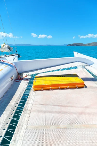 Concepto de deporte y relajarse en la cubierta del catamarán —  Fotos de Stock