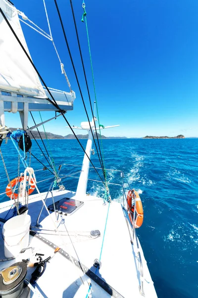 Concepto de deporte y relajarse en la cubierta del catamarán — Foto de Stock