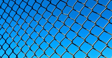 arka planda gökyüzü gibi bir metal ızgara yüzey soyut doku