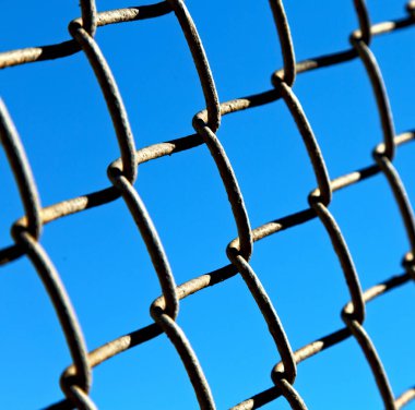 arka planda gökyüzü gibi bir metal ızgara yüzey soyut doku