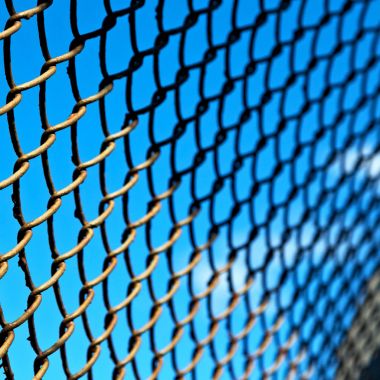 arka planda gökyüzü gibi bir metal ızgara yüzey soyut doku