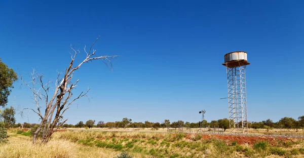 Australien Das Konzept Der Fernbedienung Outback Mit Asphaltleitung Und Wassertank — Stockfoto