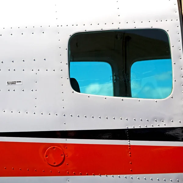 비행기는 공항에 주차의 Crains Austalia 창에서 — 스톡 사진
