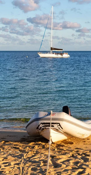 Das Schlauchboot Küstennähe Und Strand — Stockfoto