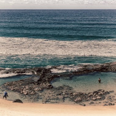 Avustralya'da fraser ada okyanus dalgası kayalarda çevre beach