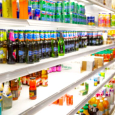 süpermarkette alışveriş arka plan kavramı gibi bulanık renkler dolu