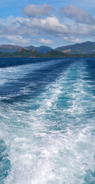 배에서 바라보는 물결과 태평양의 산등성이 — 스톡 사진
