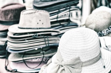 bir eski pazar bir sürü colorated şapka gibi arka plan içinde