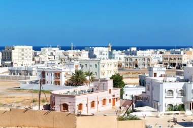 cityscape ve palmiye Okyanusu yakınlarındaki Muscat Umman görüntülemek