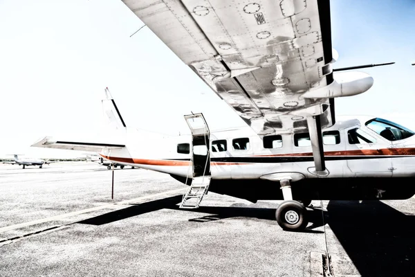 Crains 澳大利亚小受欢迎的飞机停泊在机场 — 图库照片