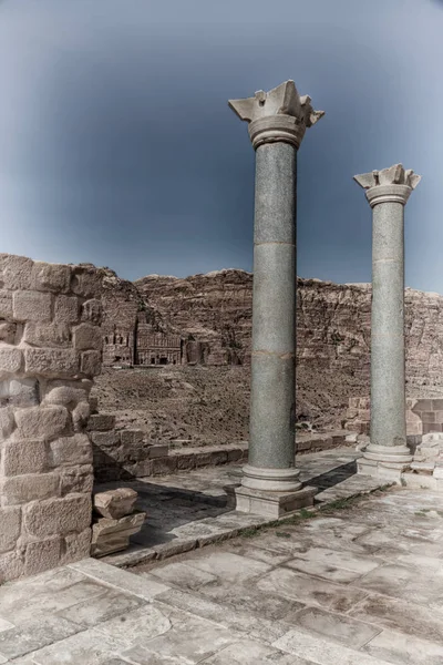 Πέτρα Ιορδανίας Την Προβολή Των Μνημείων Από Ερείπια Της Εκκλησίας — Φωτογραφία Αρχείου