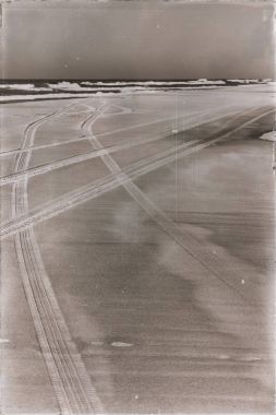 Avustralya'da fraser ada ve kum gökyüzü ve okyanus yakın otomobillerin izlemek