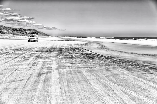 Közel az óceán az autók a homokos pálya — Stock Fotó