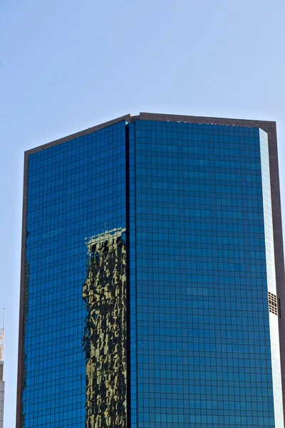 Reflexen av skyskrapan i fönstret — Stockfoto